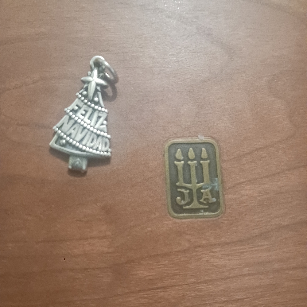 James avery Feliz Navidad charm